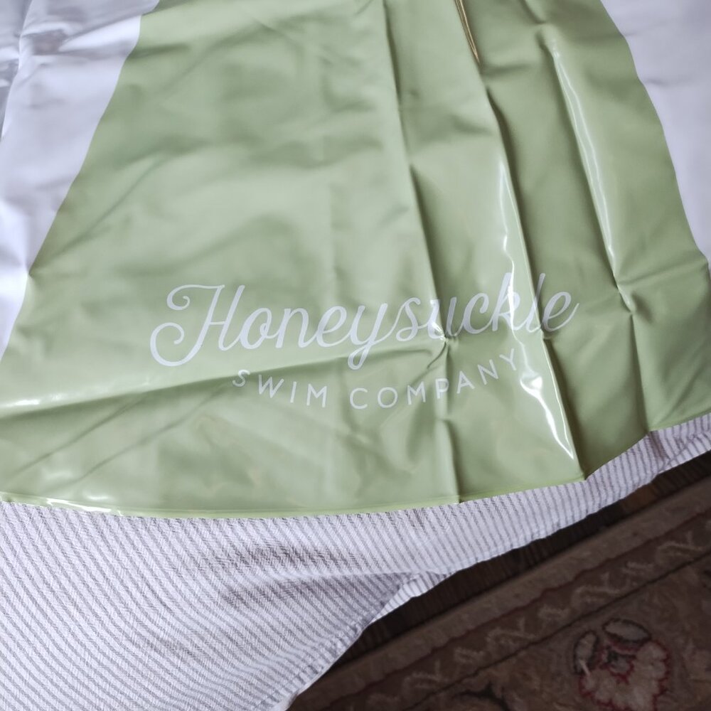 NWT Honeysuckle Swim Co. Green and White Oversized Adult Pool Float - Picture 3 of 7